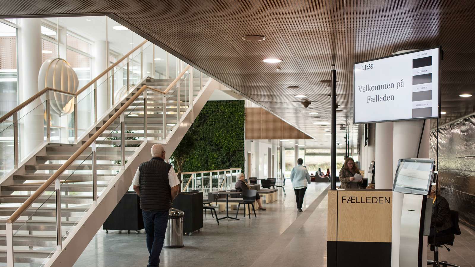 Foyeren på Skanderborg Fælled. En skærm byder velkommen til de besøgende, og der er en skranke, hvor man kan henvende sig.