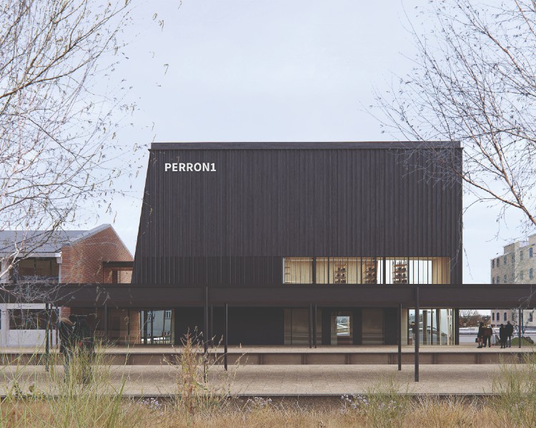 Illustration af den nye tilbygning, Perron 1, set fra togbanen. Illustration: Pax Architects.